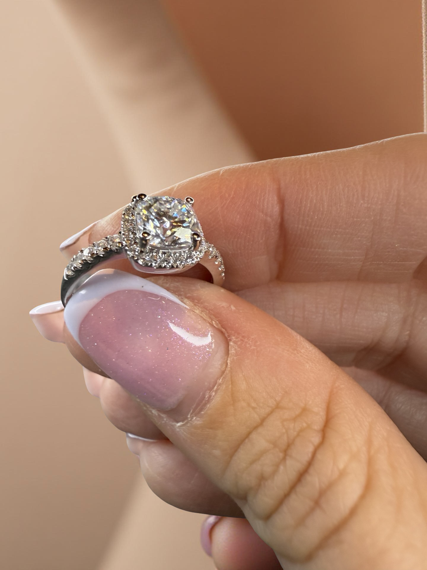 14K hvitt gullring – Klassisk halo-design med cushion-slipt stein