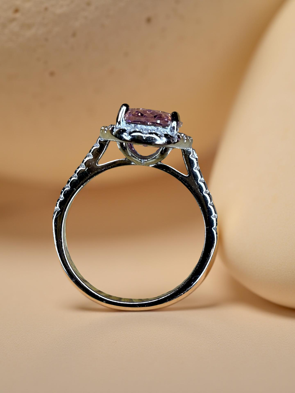 Vakker Cushion Cut ring i 925 sølv med Zirkonia.