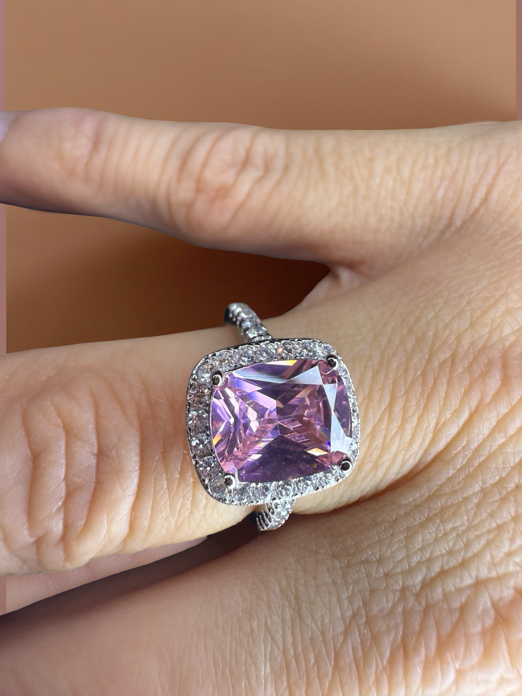 Vakker Cushion Cut ring i 925 sølv med Zirkonia.