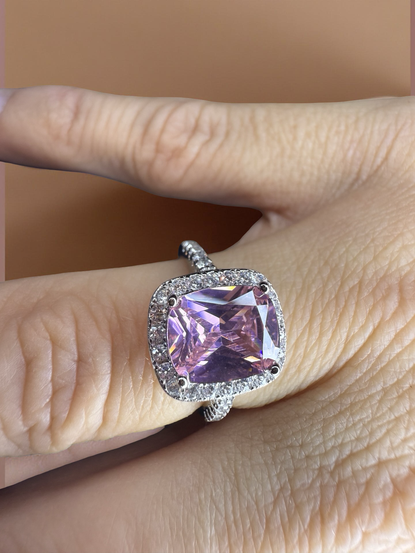 Vakker Cushion Cut ring i 925 sølv med Zirkonia.