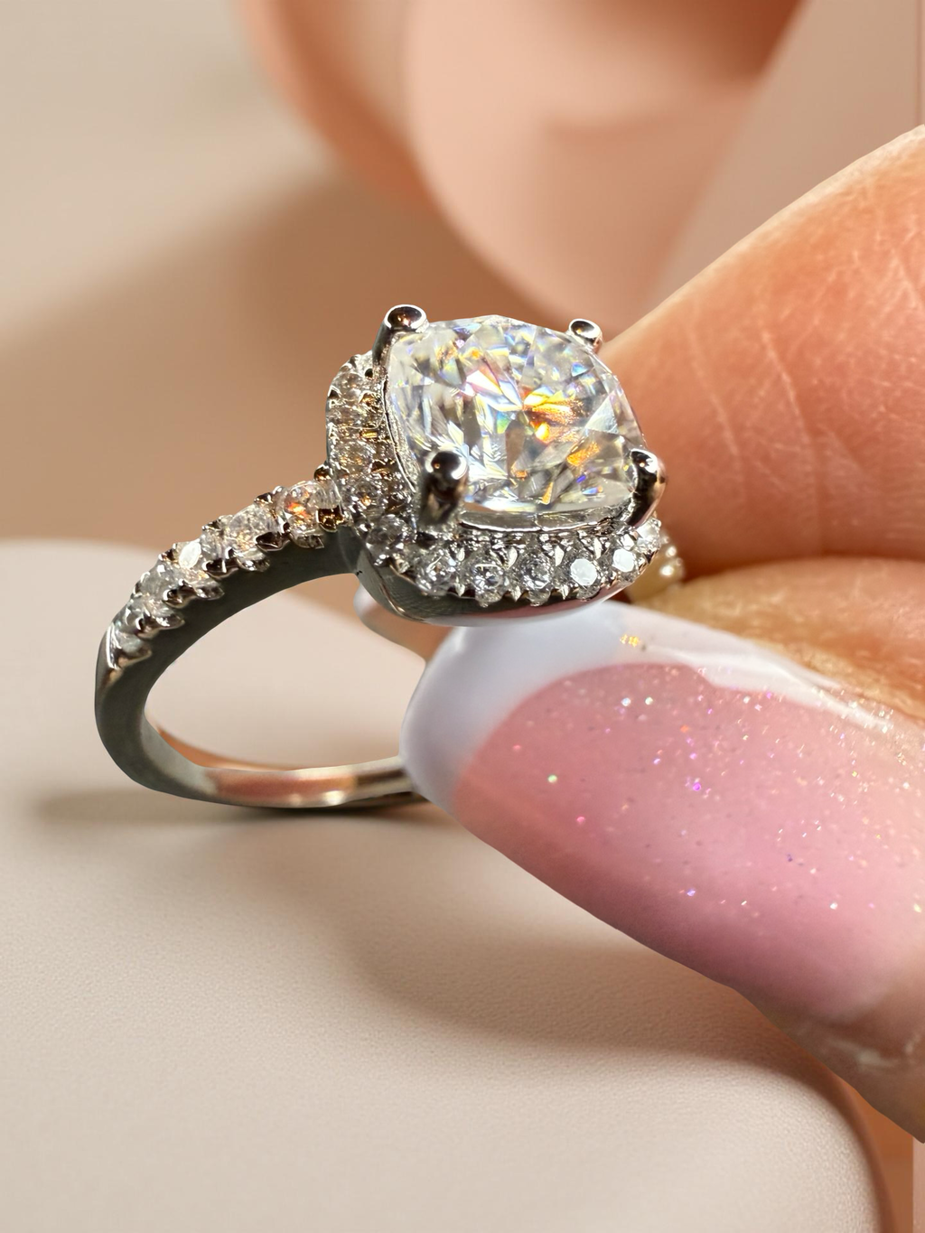 14K hvitt gullring – Klassisk halo-design med cushion-slipt stein