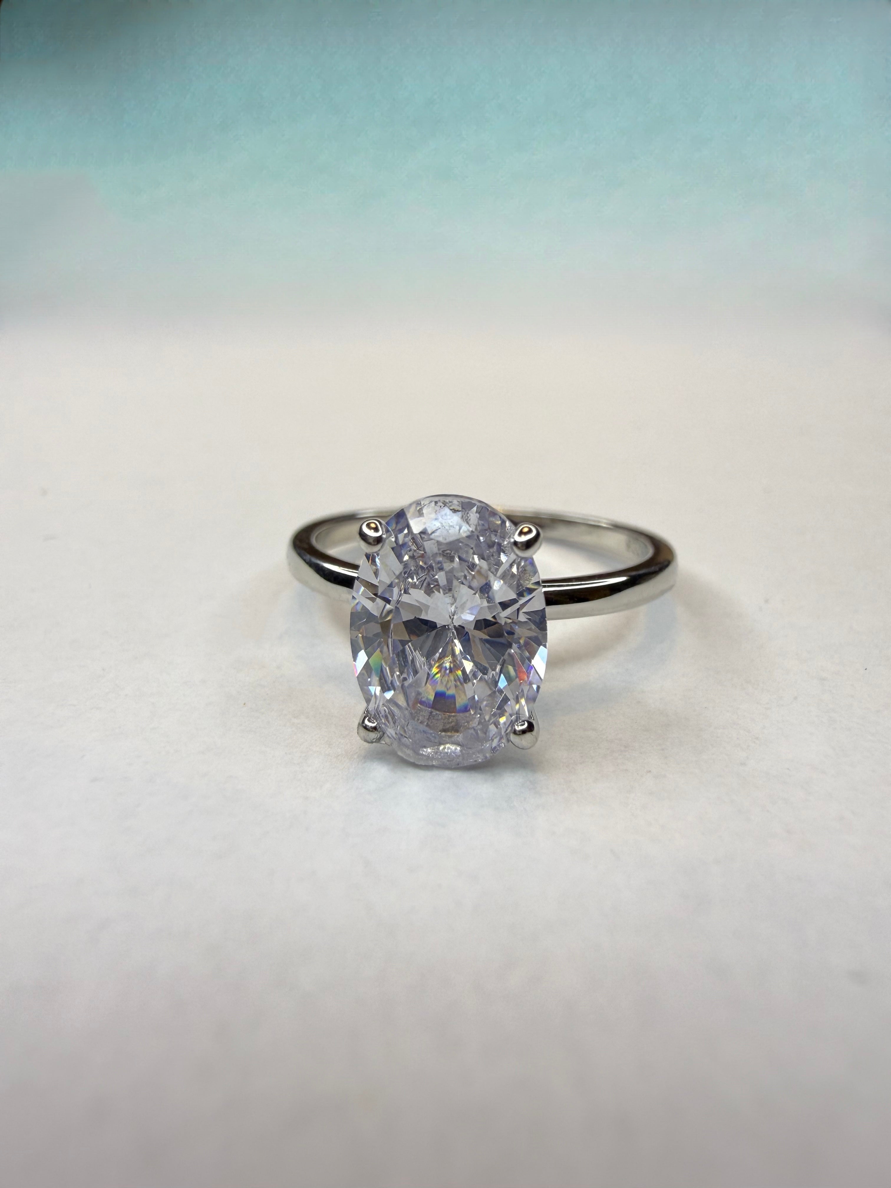 Elegant 925 sølvring med stor zirkonia – 8 ct