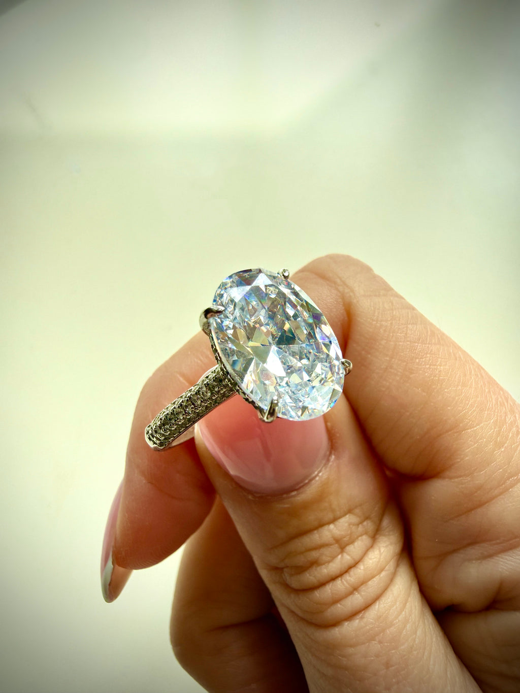 Big 8 carat statement silverring.