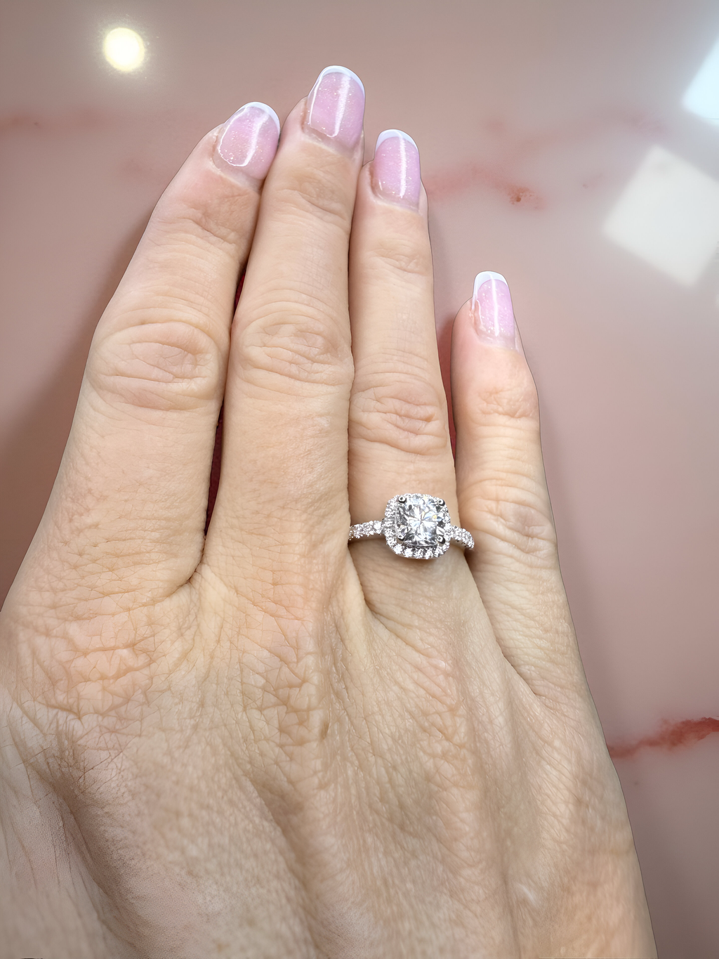 14K hvitt gullring – Klassisk halo-design med cushion-slipt stein