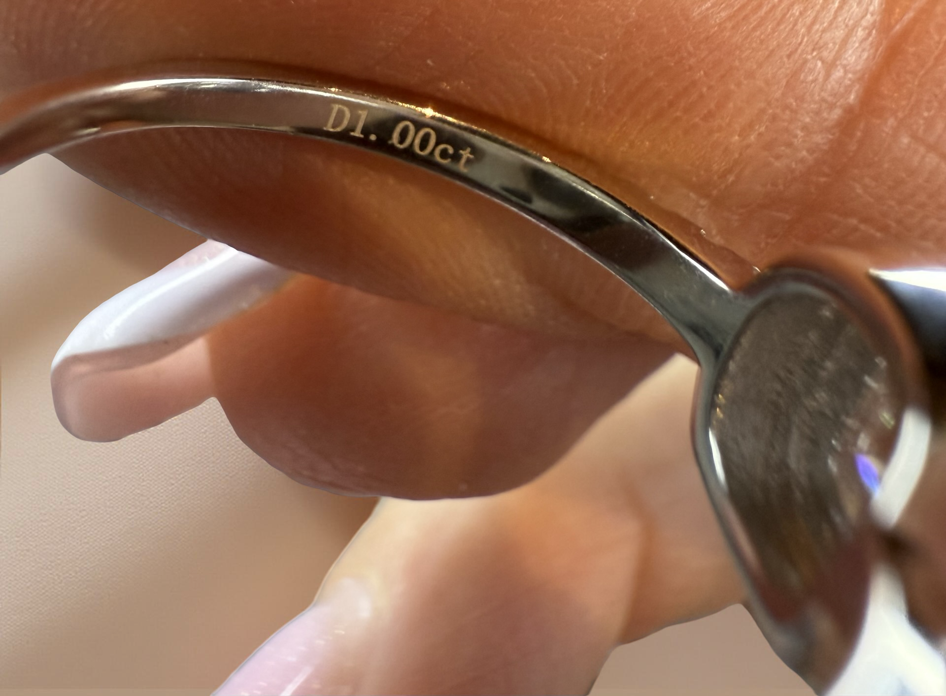 14K hvitt gullring – Klassisk halo-design med cushion-slipt stein