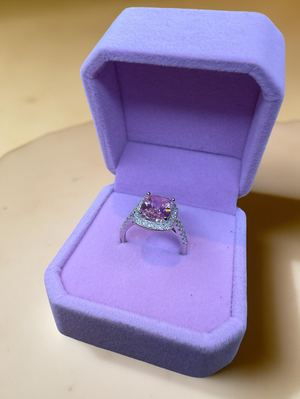 Vakker Cushion Cut ring i 925 sølv med Zirkonia.