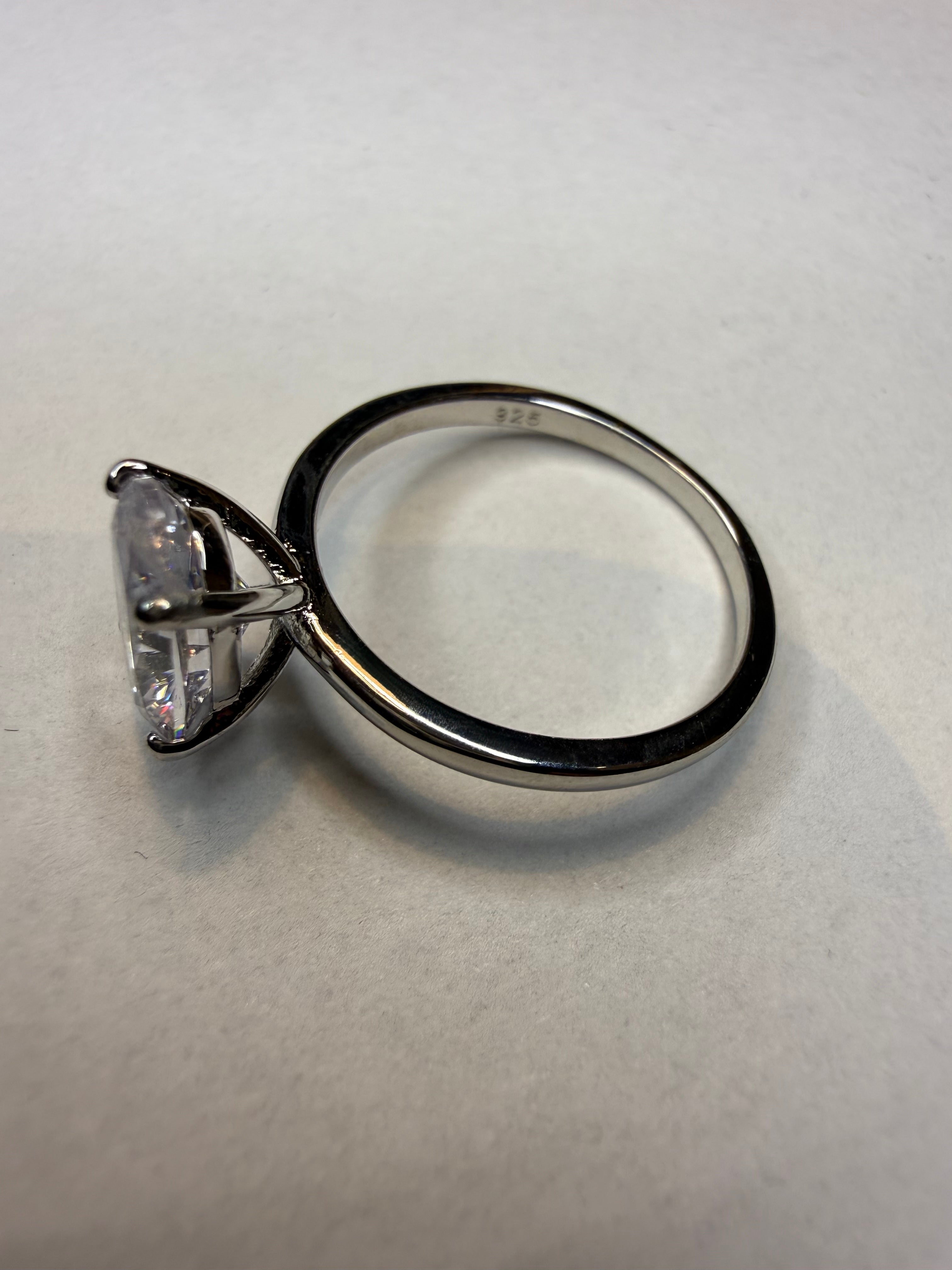 Elegant 925 sølvring med stor zirkonia – 8 ct