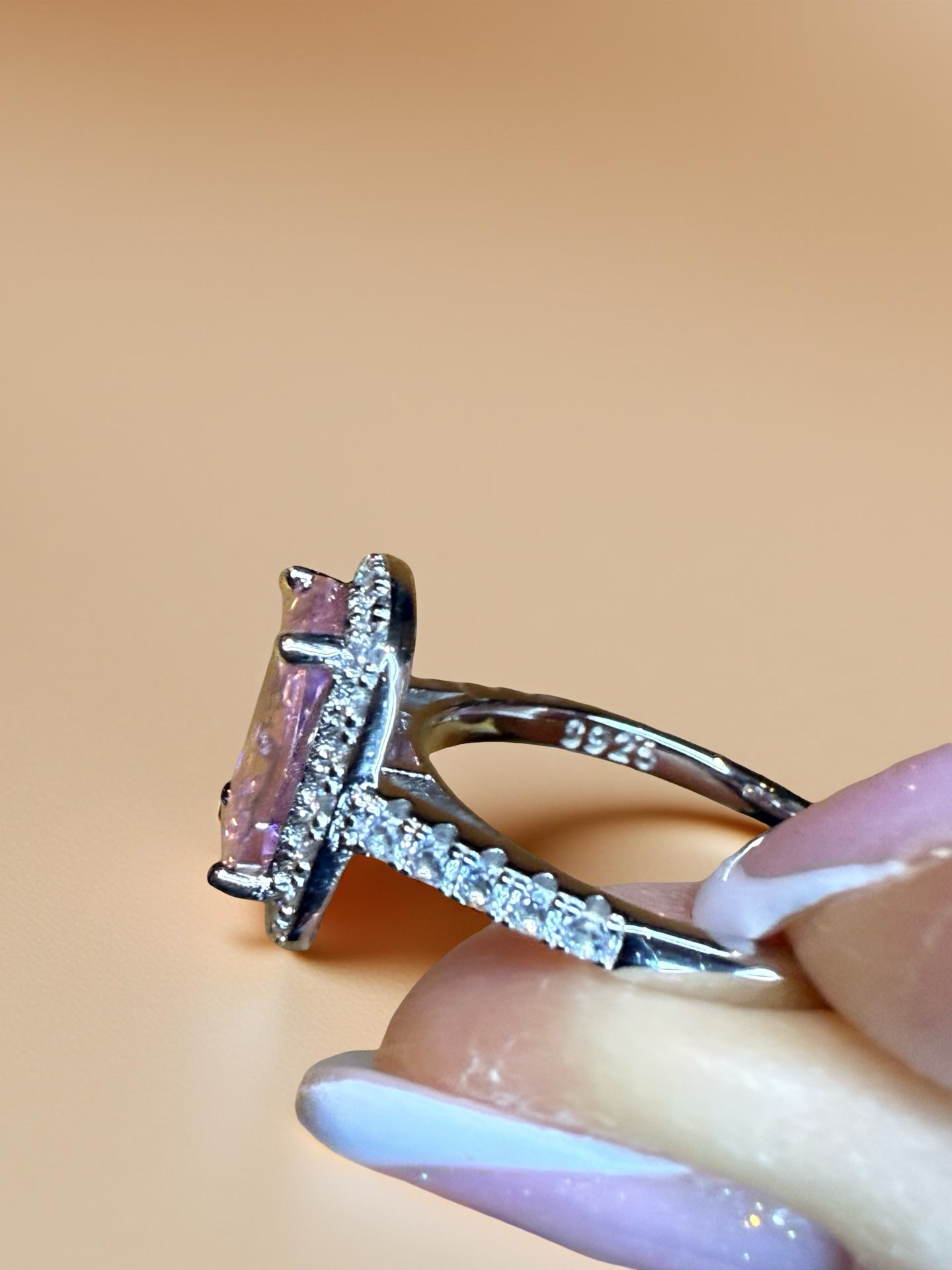 Vakker Cushion Cut ring i 925 sølv med Zirkonia.