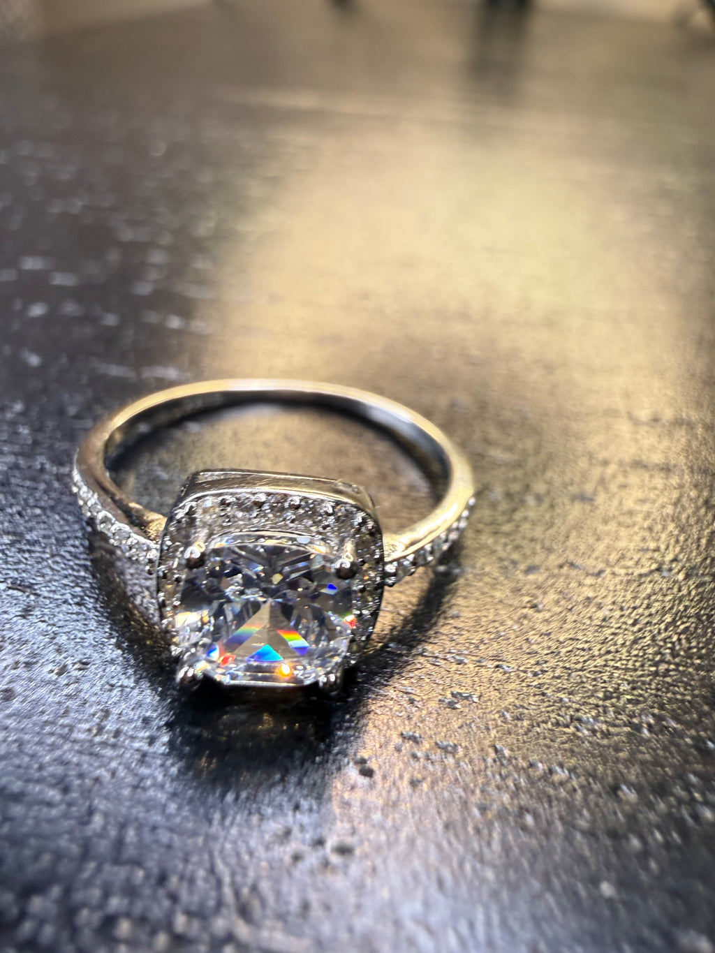 Sølvring i klassisk cushion cut