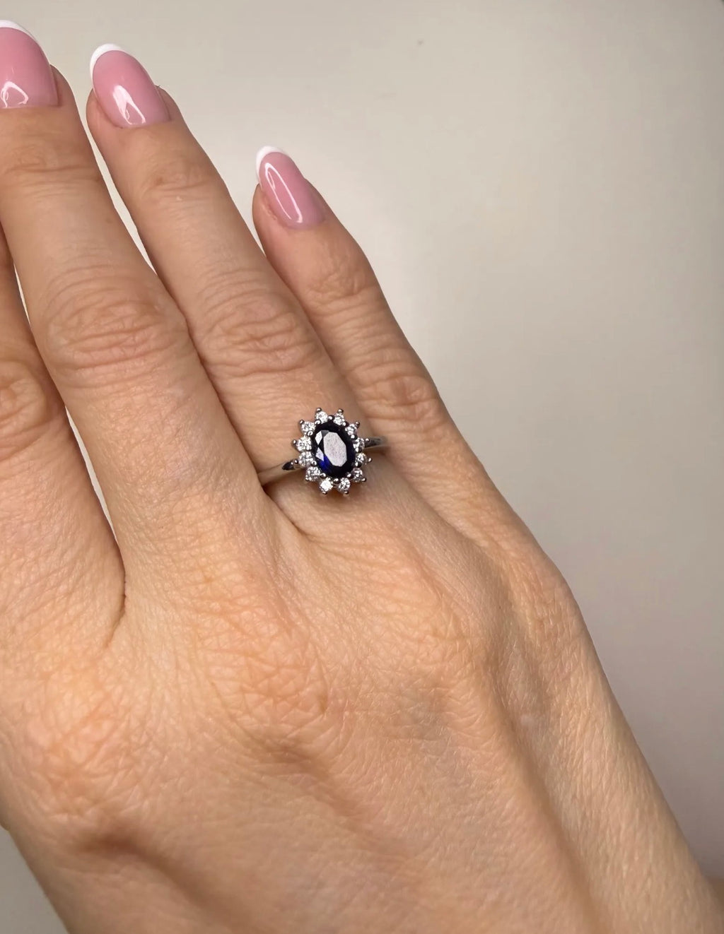 Silverring with blue zirconia