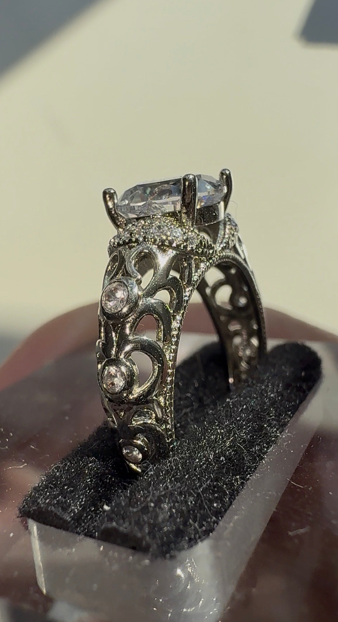 Vintageinspirert sølvring med zirkonia