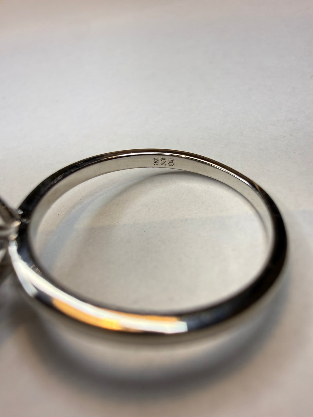 Elegant 925 sølvring med stor zirkonia – 8 ct