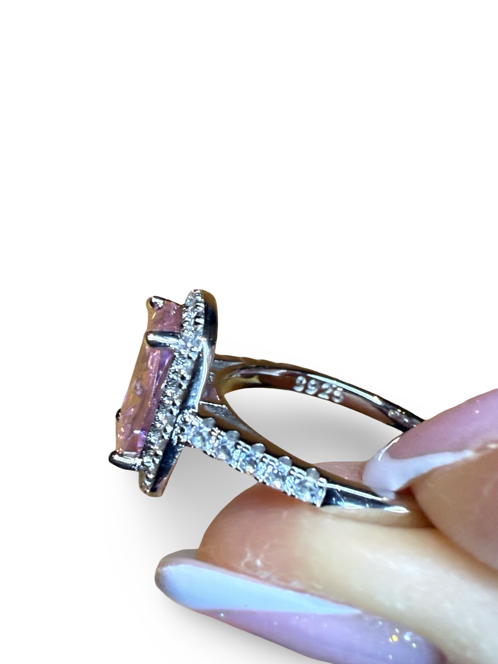 Den vakreste ringen i sølv med zirkonia