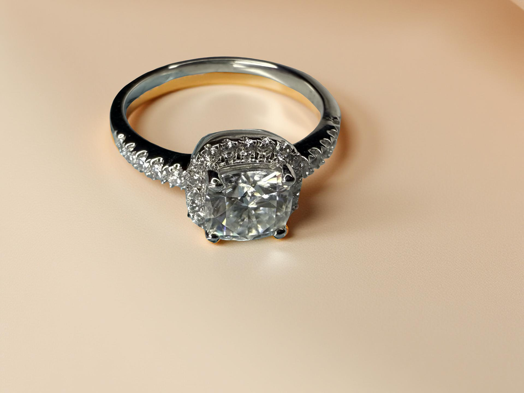 14K hvitt gullring – Klassisk halo-design med cushion-slipt stein