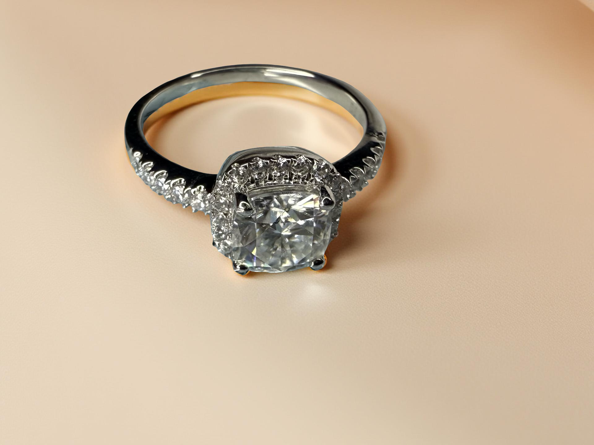 14K hvitt gullring – Klassisk halo-design med cushion-slipt stein