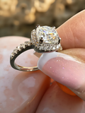 14K hvitt gullring – Klassisk halo-design med cushion-slipt stein