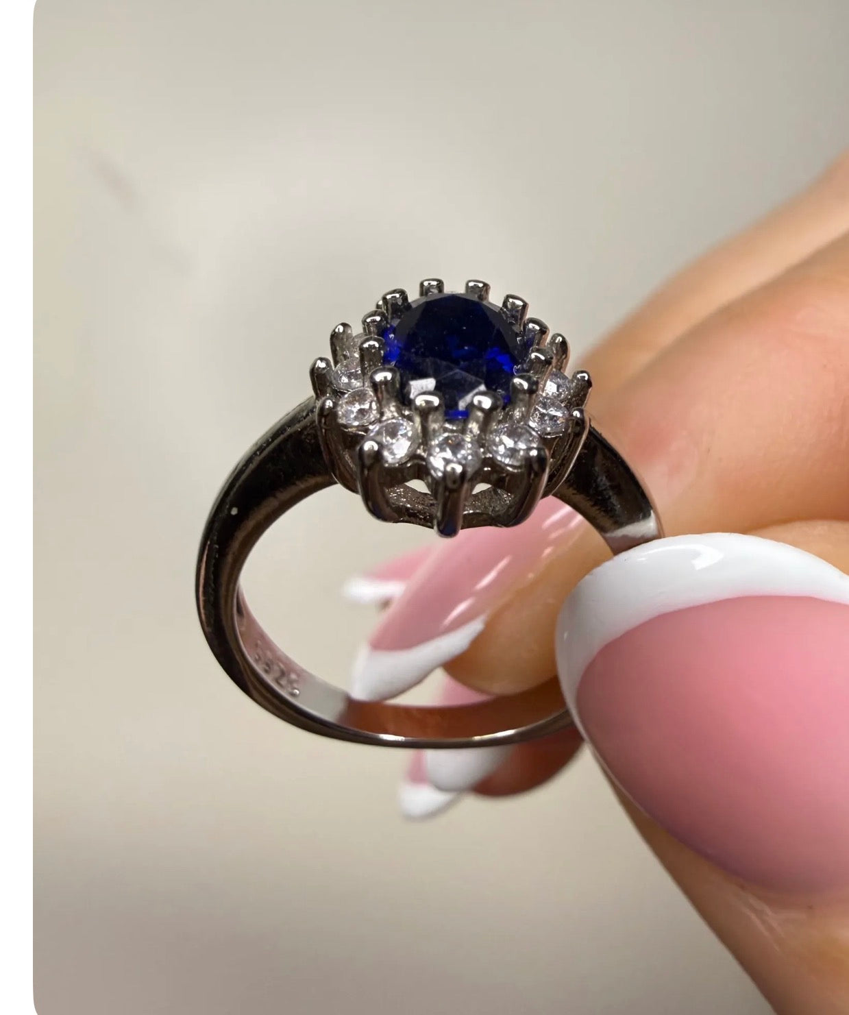 Silverring with blue zirconia