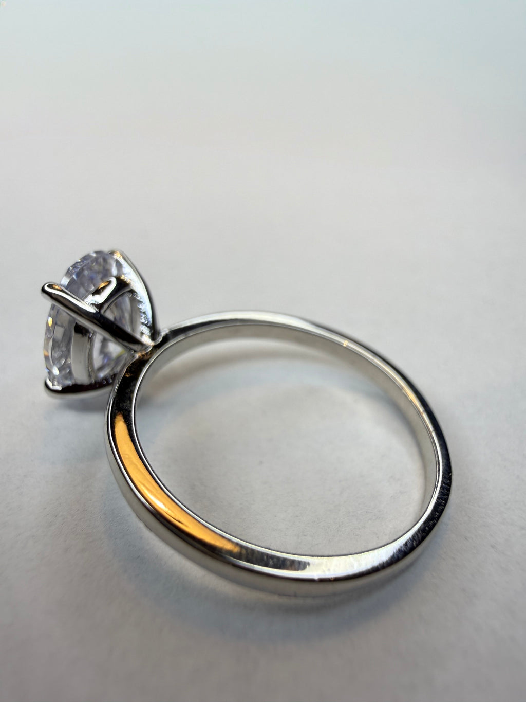 Elegant 925 sølvring med stor zirkonia – 8 ct