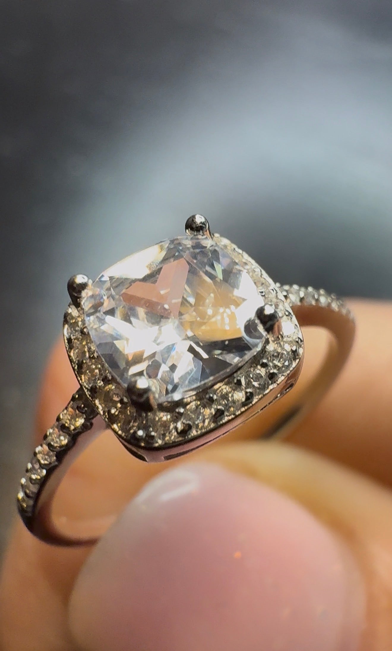 Sølvring i klassisk cushion cut