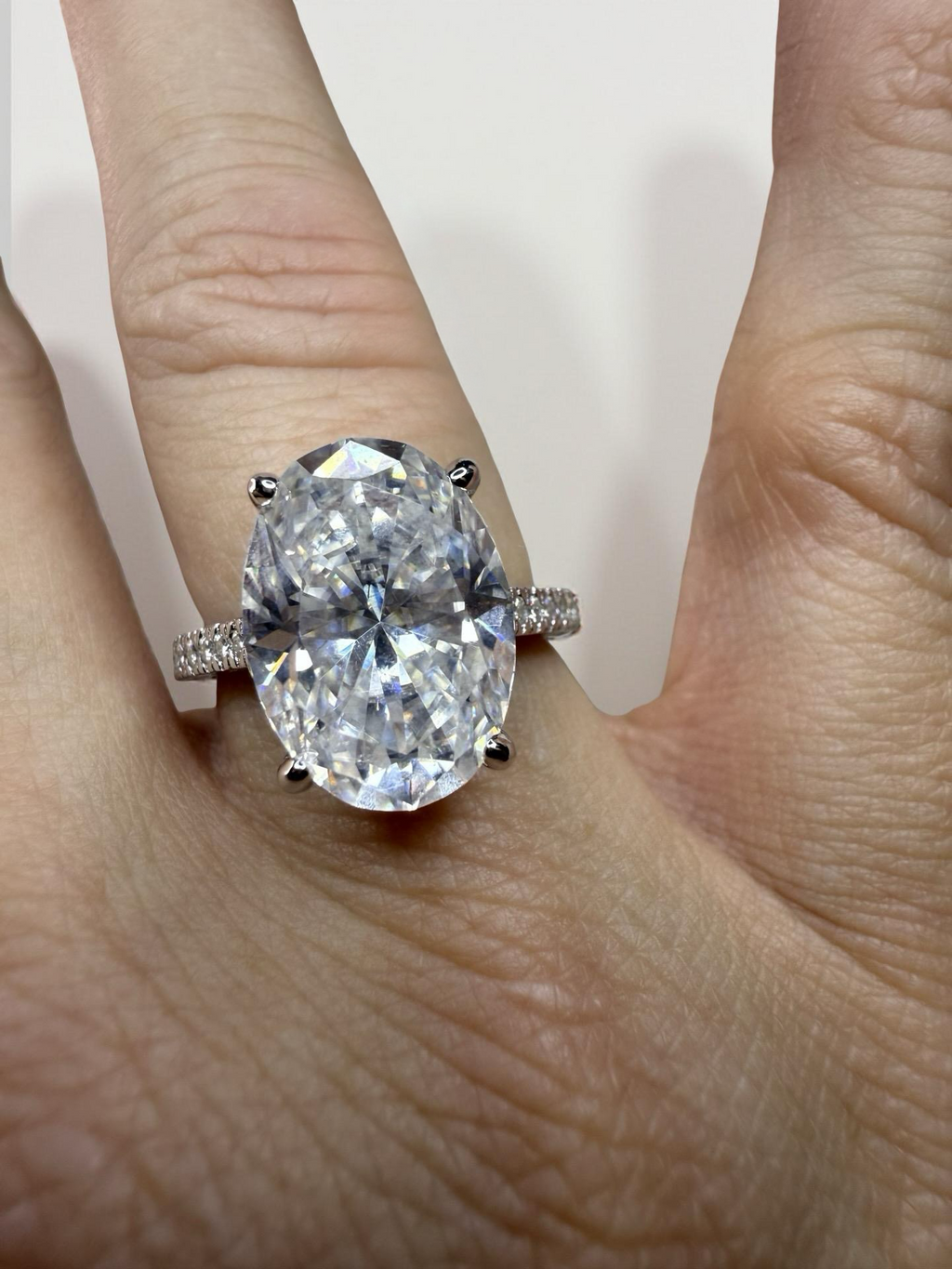 8 carat oval moissanite ring – solid ring in 18k gold plated silver (S925)