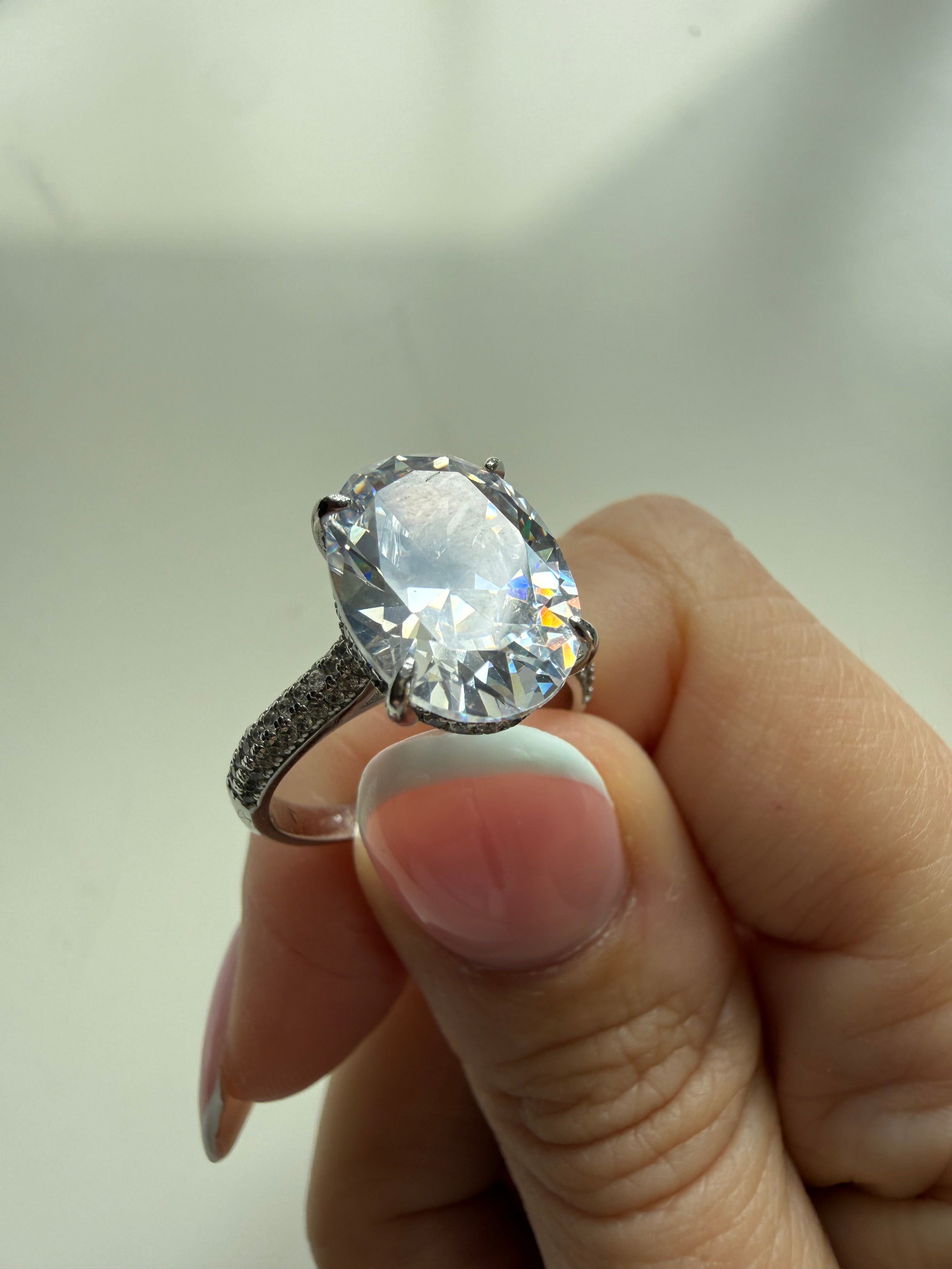 Big 8 carat statement silverring.