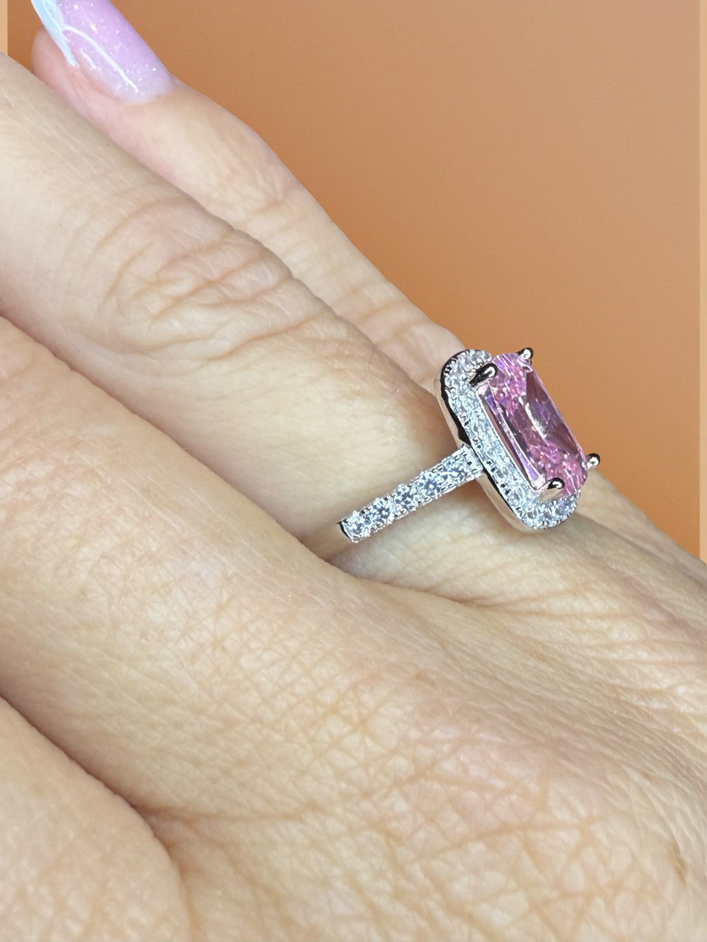 Vakker Cushion Cut ring i 925 sølv med Zirkonia.