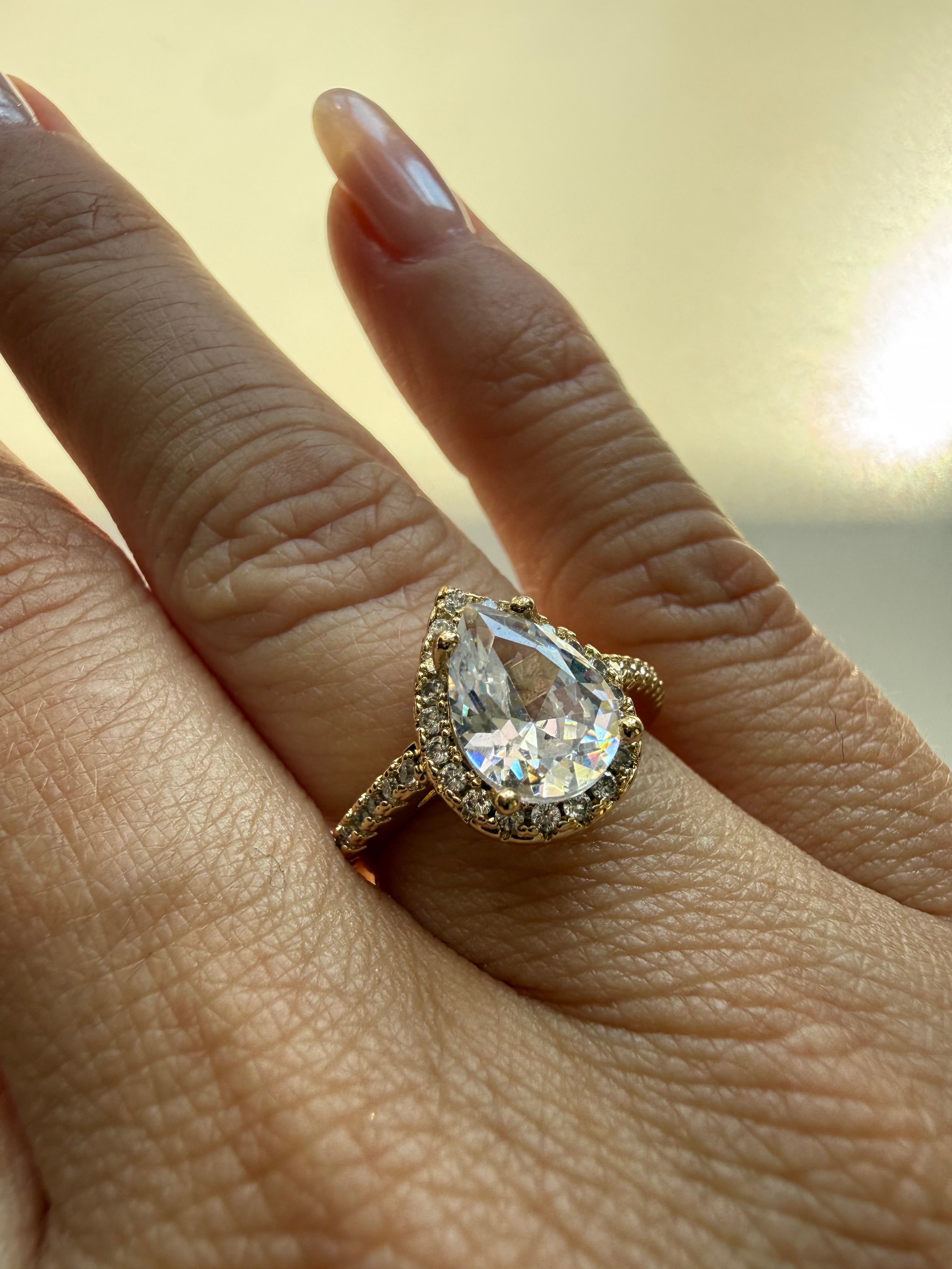 Pear Halo Ring – Gullfarget med klar zirkonia