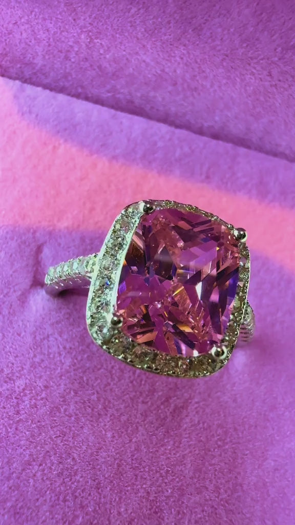 Vakker Cushion Cut ring i 925 sølv med Zirkonia.